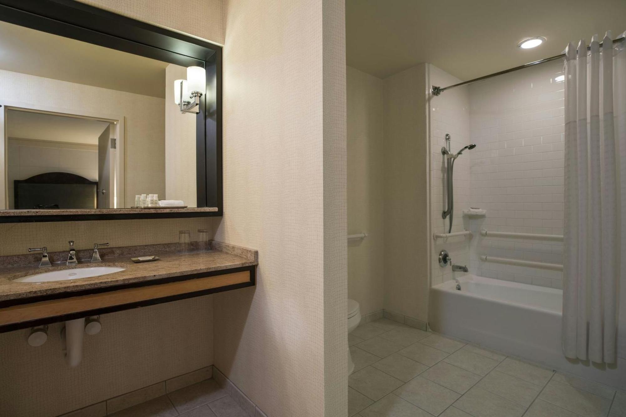 Hotel Renaissance Arts Warehouse District 4*